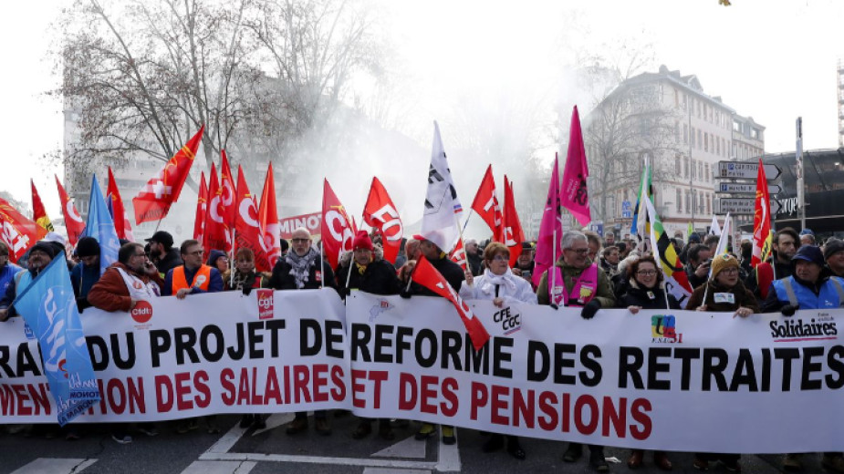 Франция в хватката на стачки и протести срещу пенсионната реформа – видео