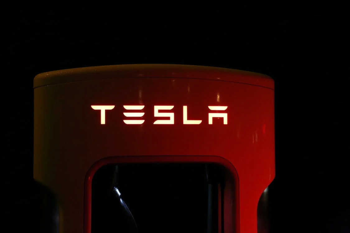 Tesla обяви по-ниски продажби за 2022 г.