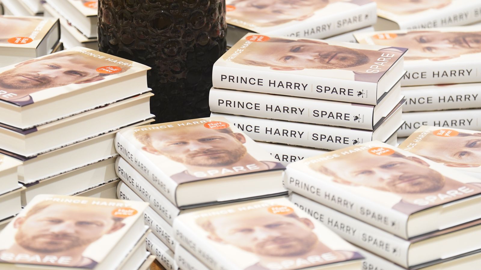 Книгата на принц Хари може да нанесе много сериозни щети на монархията