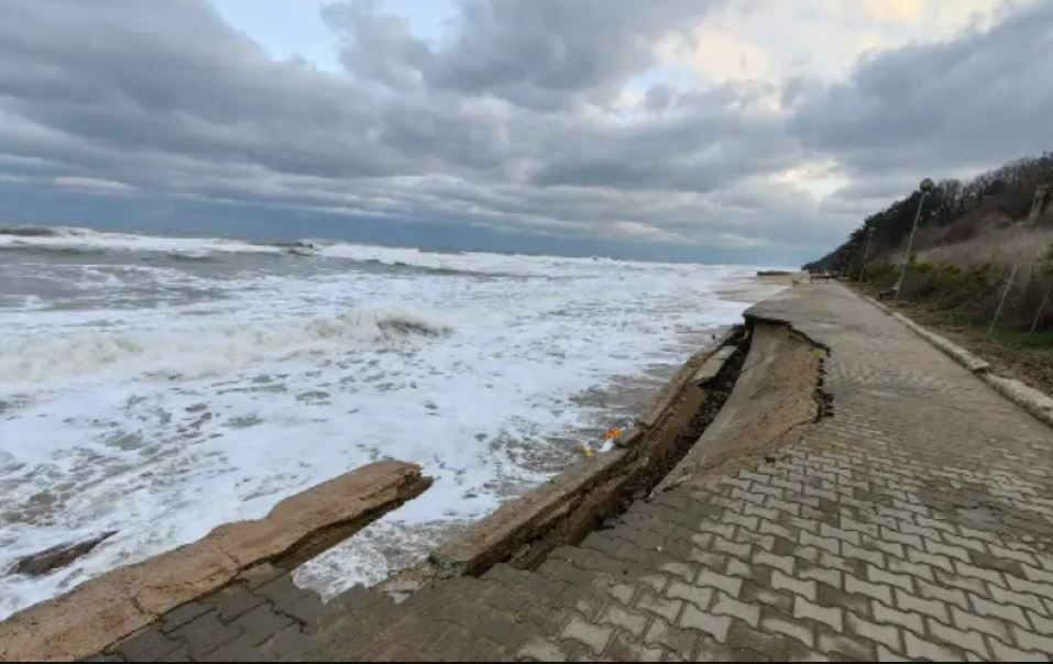 Лошото време активизира свлачище на крайбрежната алея в Обзор – видео