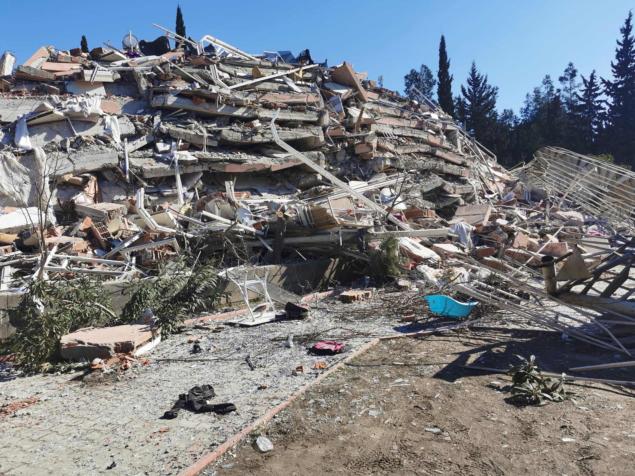 Турция: 200 души са арестувани след земетресението заради лошо строителство