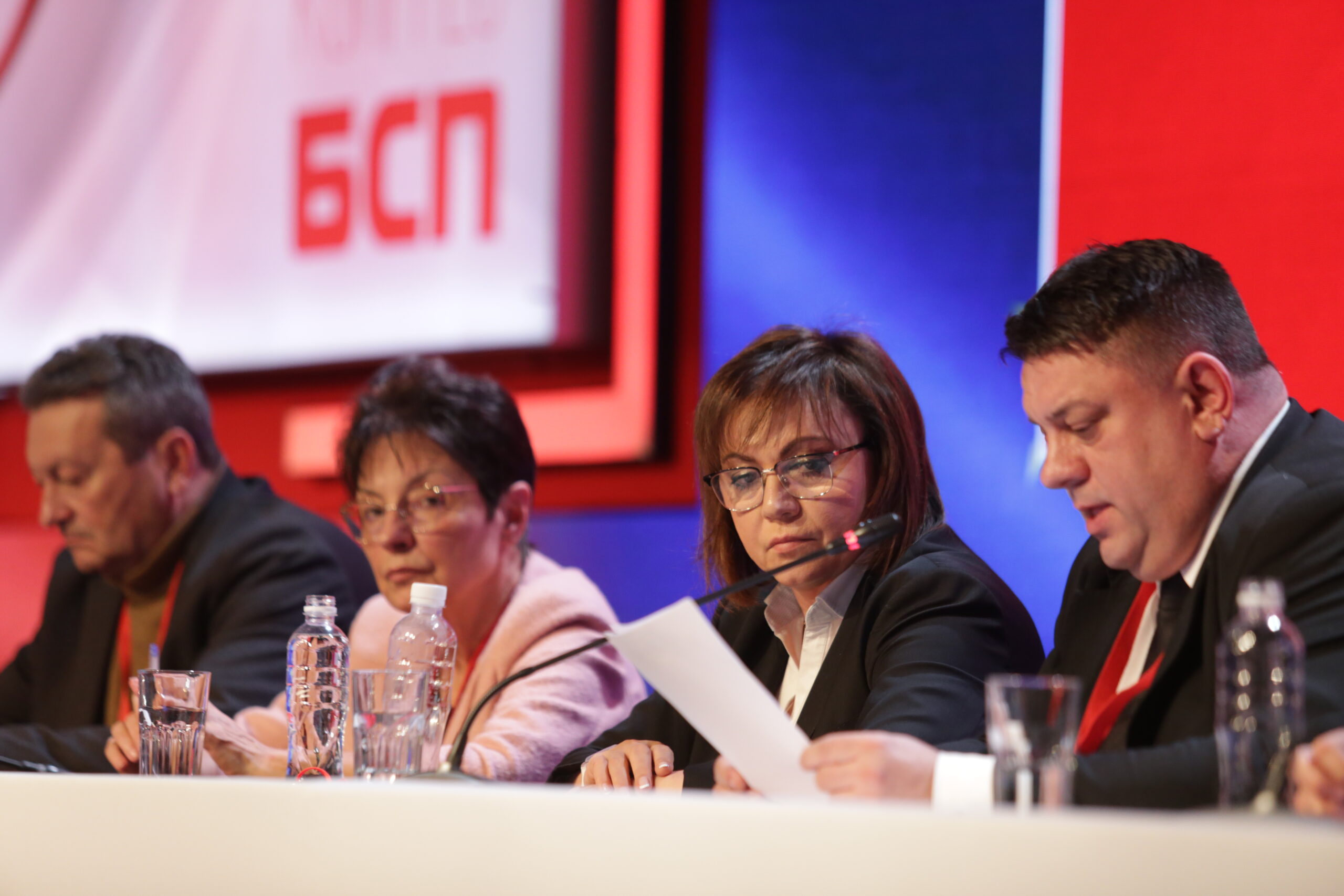 Конгресът на БСП започна със скандал и искане за оставка на Нинова