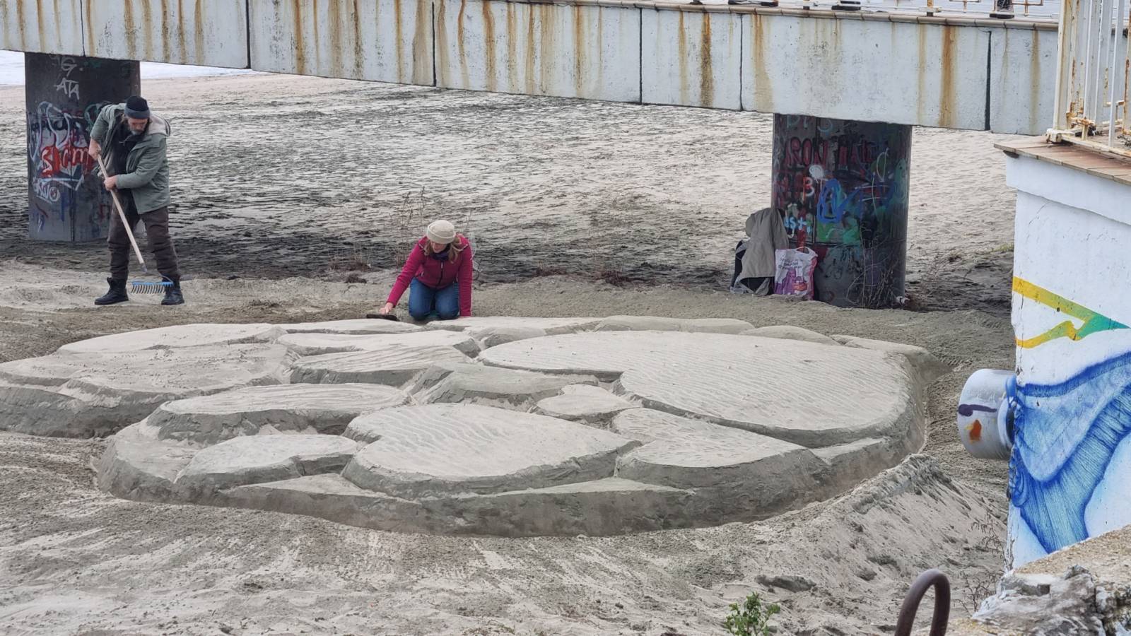 14 сърца от пясък се появиха на бургаския плаж – видео