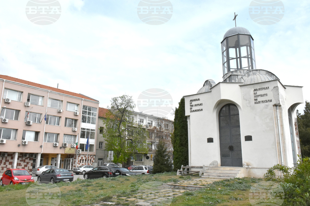 Мемориалът на жертвите на комунизма във Видин стои заключен с години и се руши