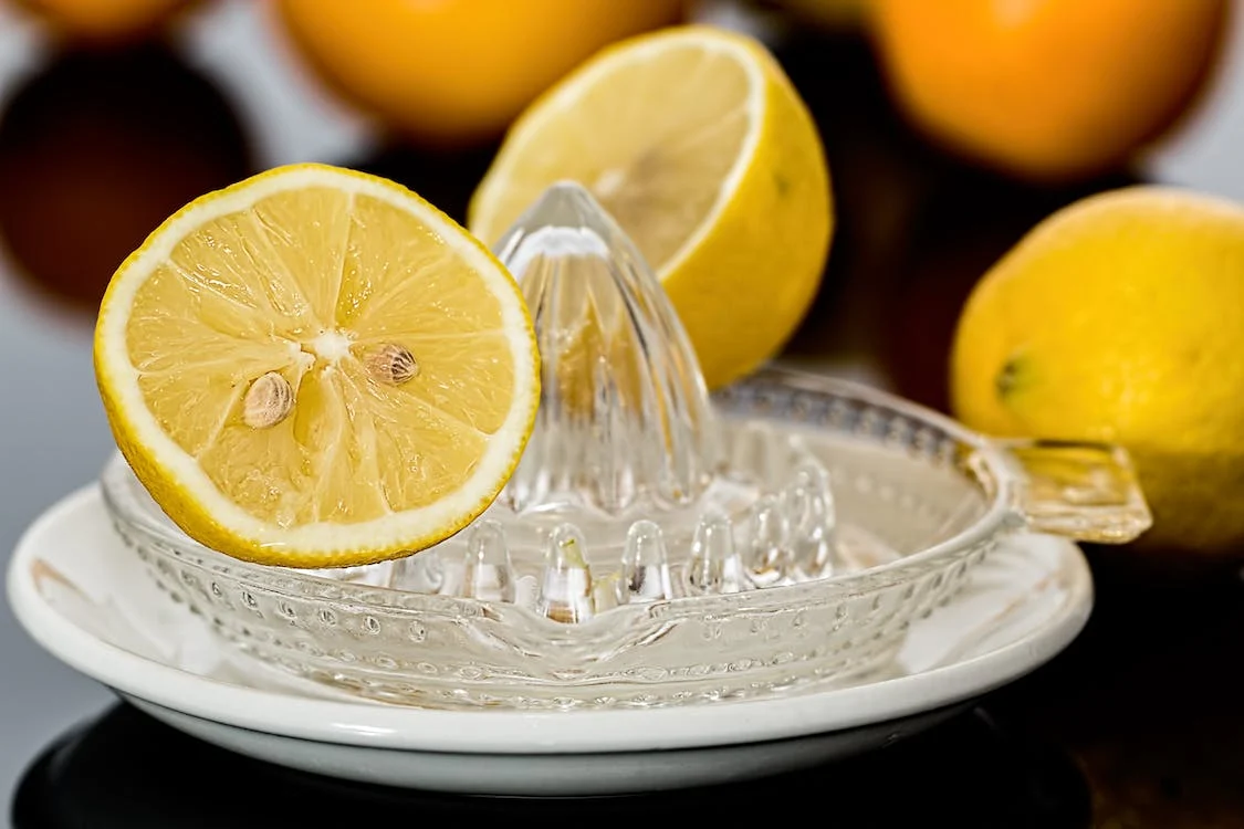 Разрязан лимон на нощното шкафче понижава стреса и кръвното налягане