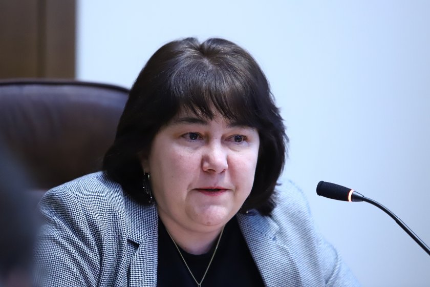 Министър Велкова: Минималната заплата може да стане 940 лв. от догодина