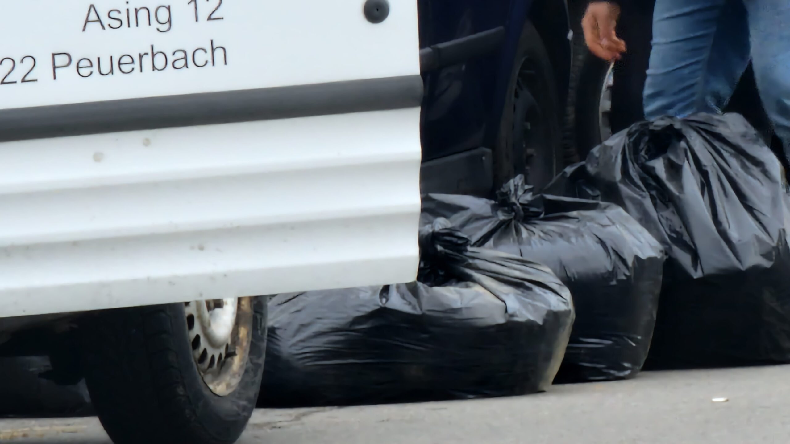 Акция в Казанлък, задържаха коли с десетки черни чували – видео