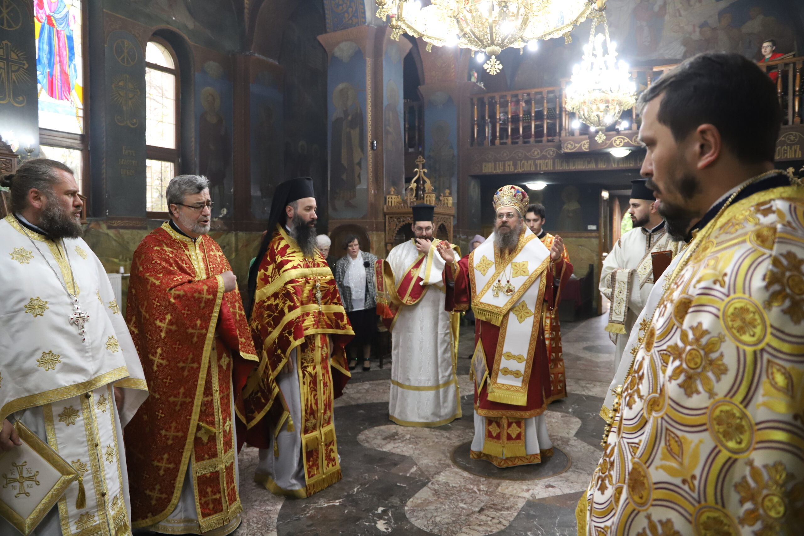 Света Литургия във втория ден на най-светлия християнски празник – видео