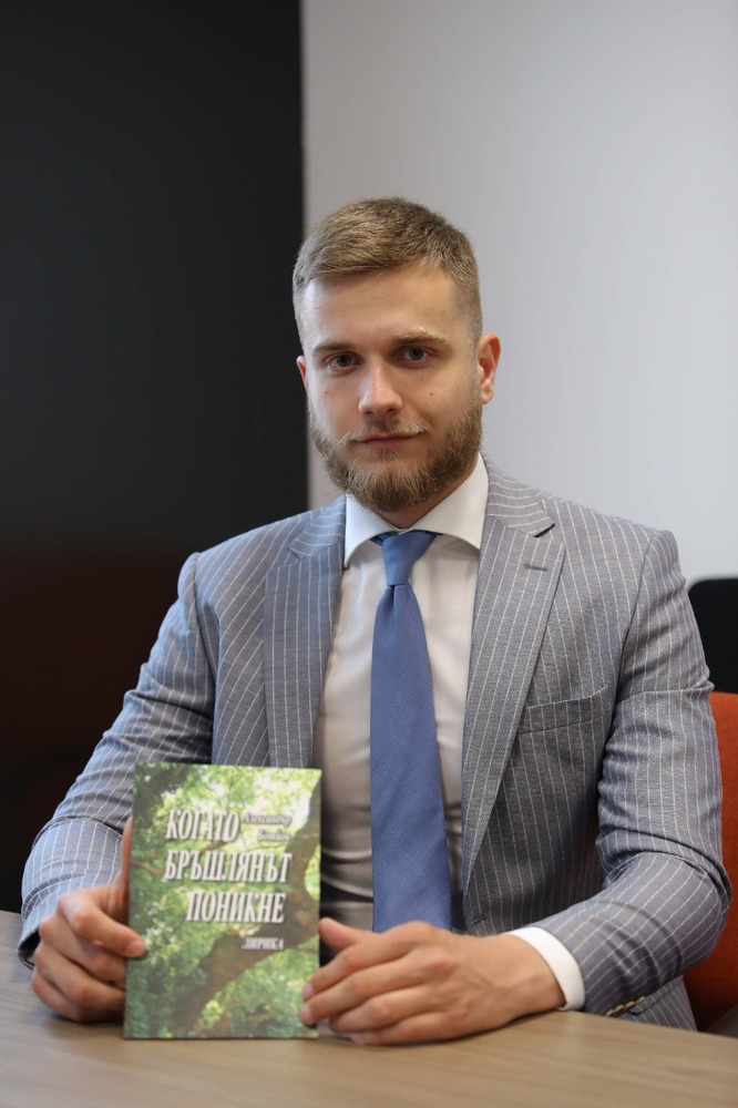 Родственик на Христо Ботев издаде стихосбирка „Когато бръшлянът поникне“