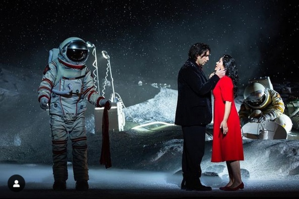 Космическата постановка на операта „Бохеми“ се завръща в Париж