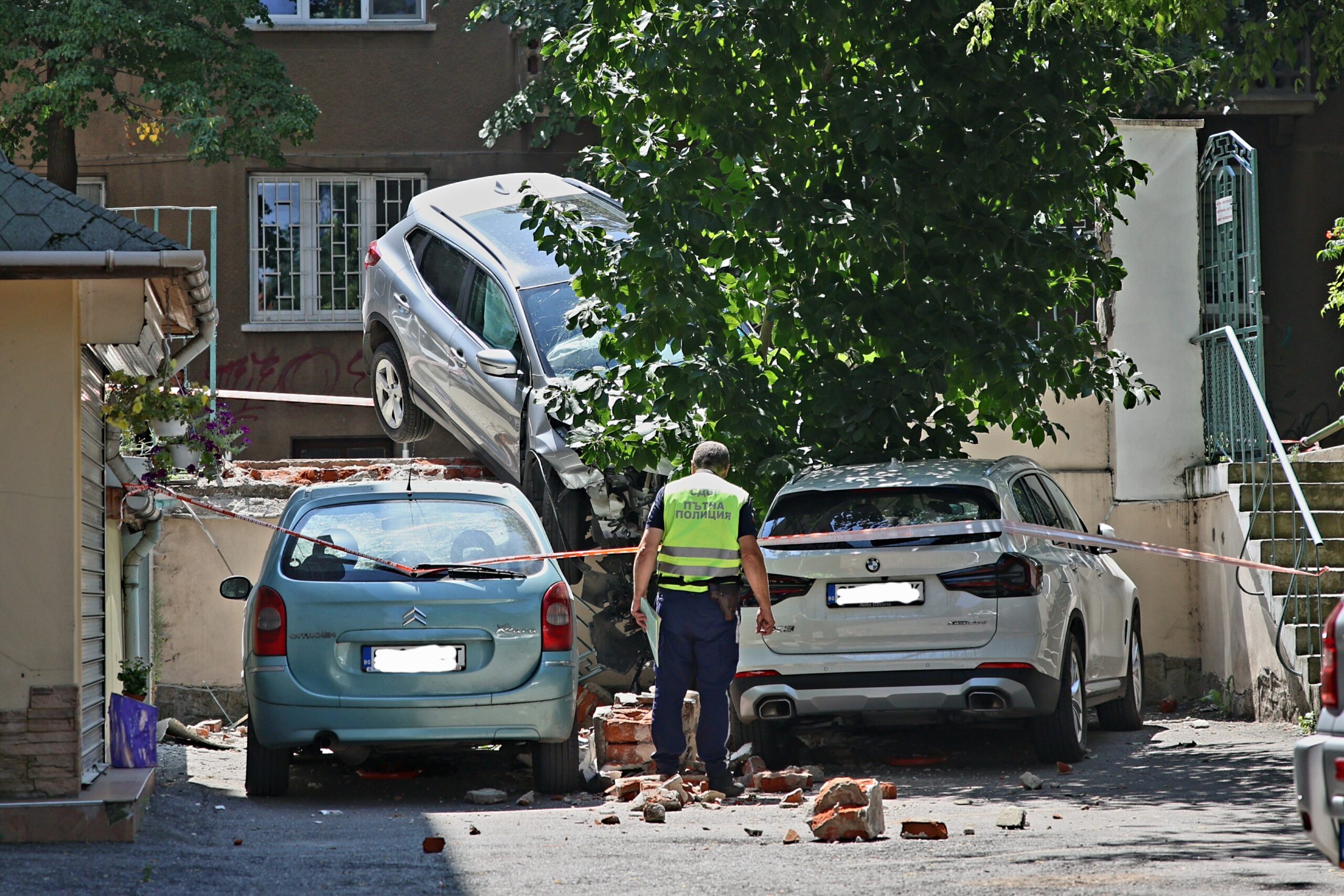 Кола се заби в двор в кв. „Лозенец“ в София – видео