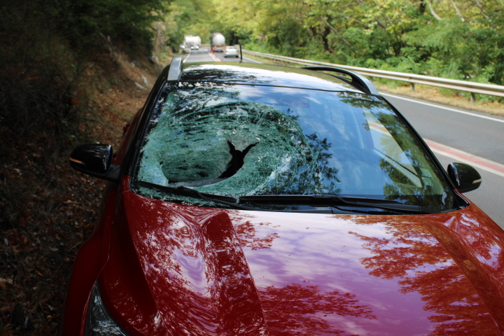 20 кг. камък падна върху автомобил в Кресненското дефиле, едва не уби жена – видео