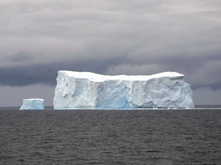 Най-големият айсберг в света се движи отново след 30 г.