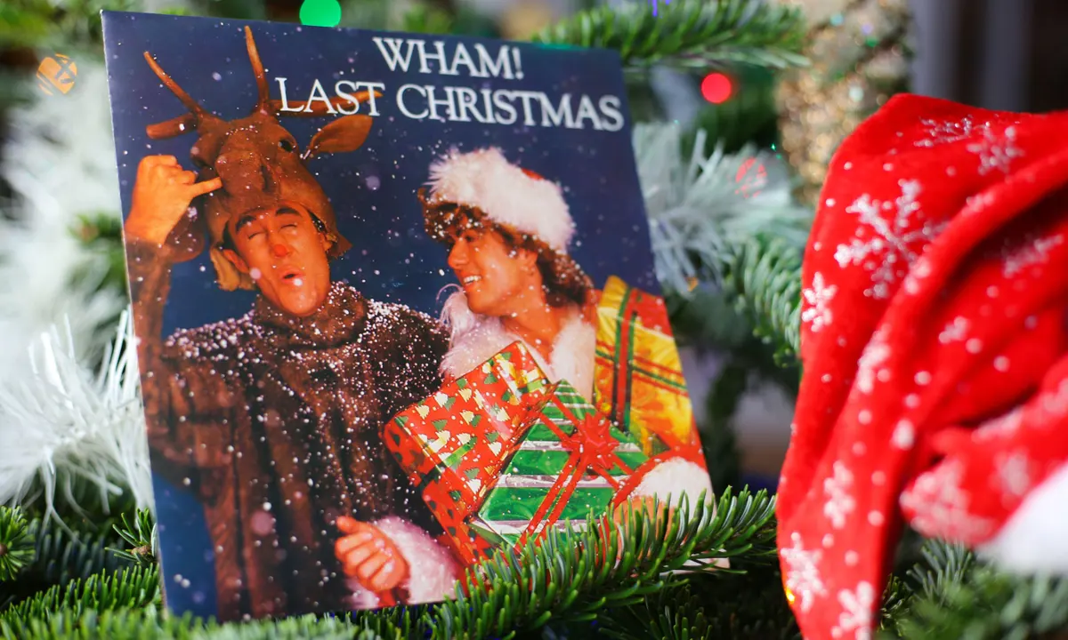 Песента Last Christmas на дуета „Уам!“ оглави британската коледна класация