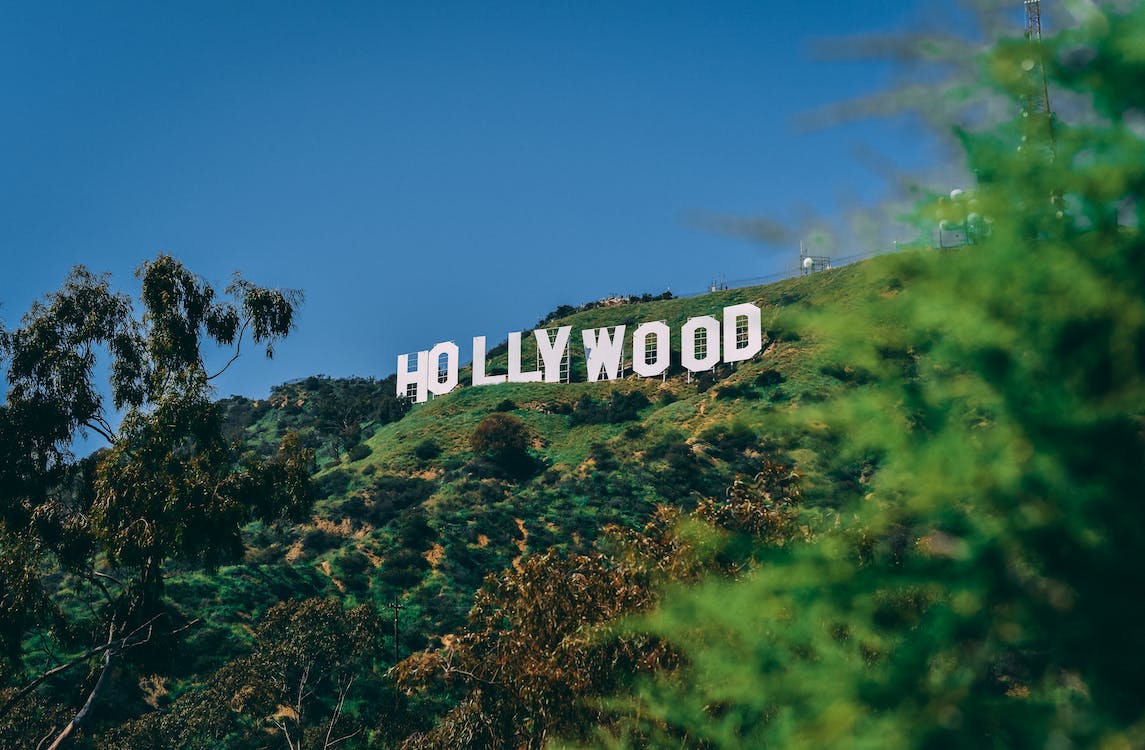 Емблематичният надпис на Холивуд стана на 100 г.