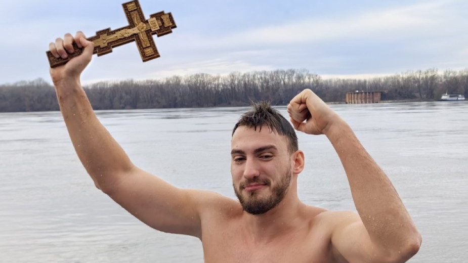 Хиляди християни от цялата страна скочиха в ледените води, за да извадят Кръста на Богоявление