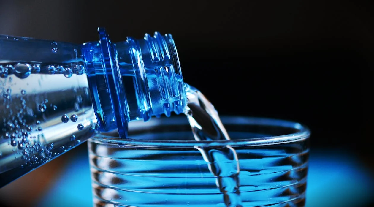 Един литър бутилирана вода съдържа стотици хиляди частици пластмаса