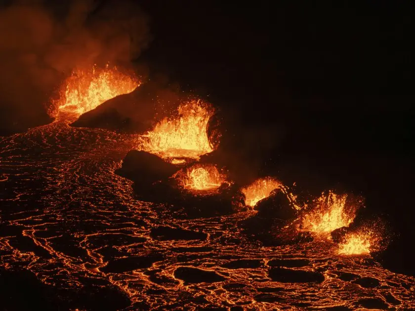 Зрелищнo изригване на вулкан в Исландия