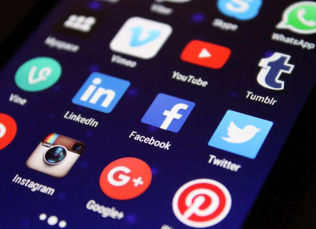 Facebook и Instagram се сринаха за час