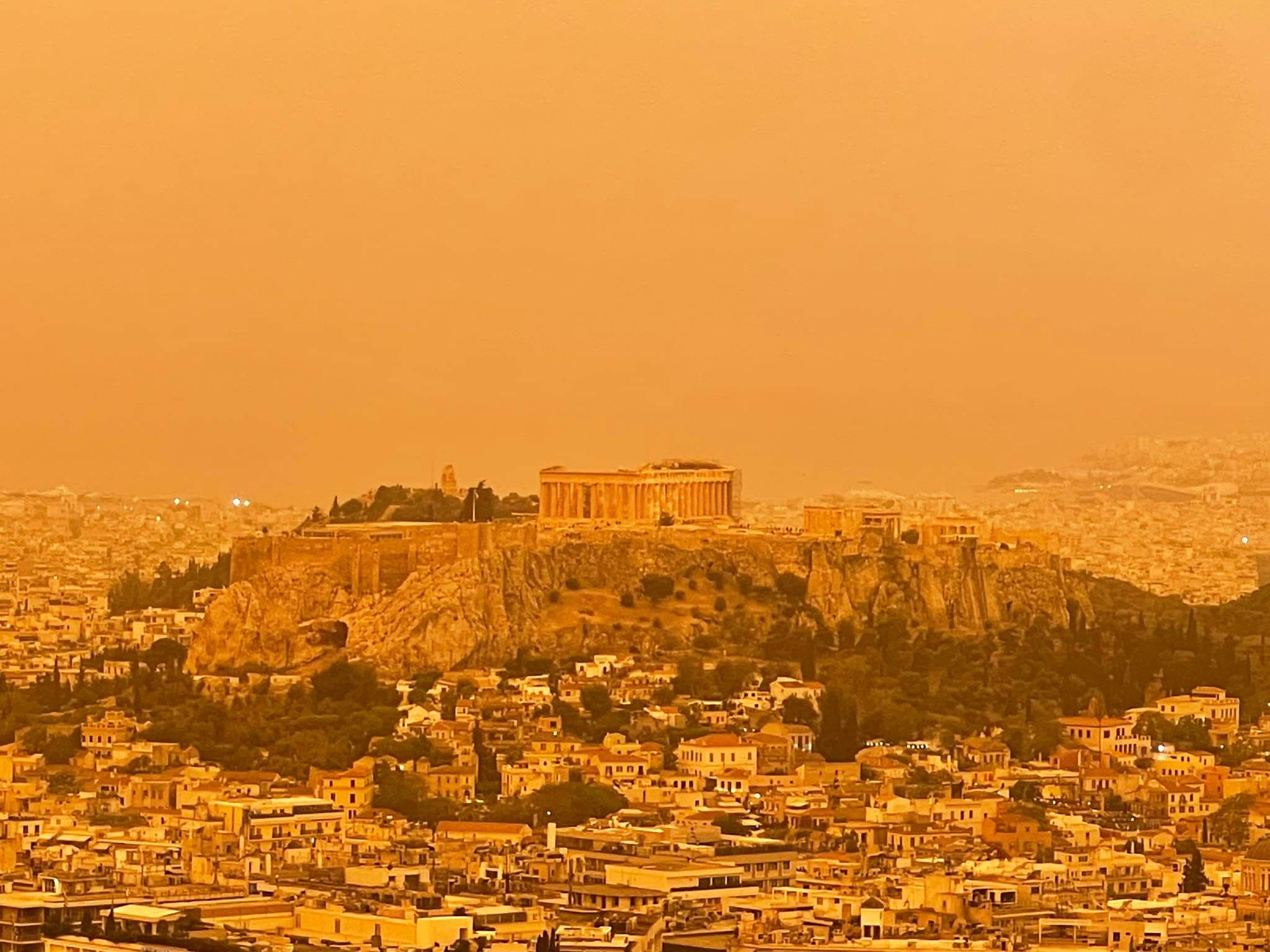 Небето над Гърция се оцвети в ярко оранжево заради прашен облак от Сахара