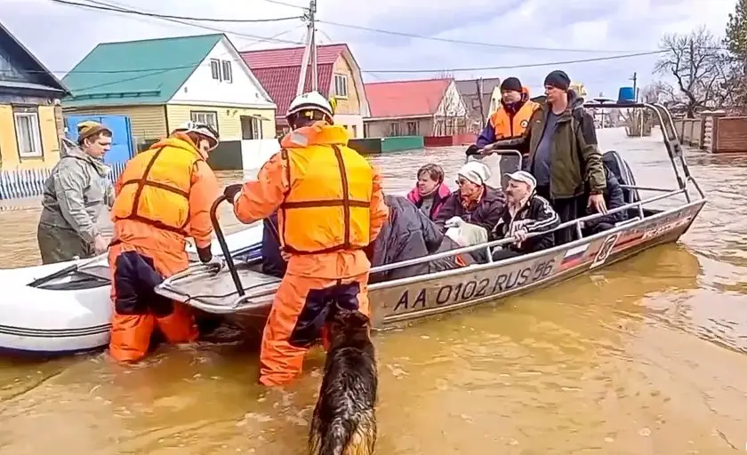 Десетки хиляди са евакуирани при наводнения в Русия и Казахстан